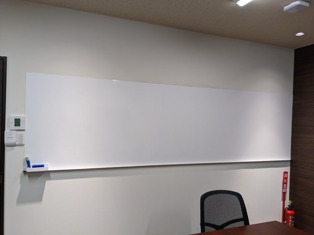 ビズコネクト新宿_バーチャルオフィスの会議室にあるホワイトボード