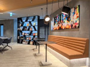 ビジネスエアポート新宿三丁目の5階のソロワーク推奨ラウンジ