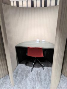 ビジネスエアポート新宿三丁目のブース席