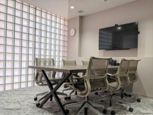 ビジネスエアポート新宿三丁目の会議室6名用