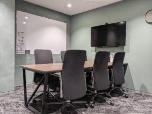 ビジネスエアポート新宿三丁目の会議室6名用