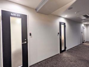 the hub四条烏丸_会議室_廊下側から