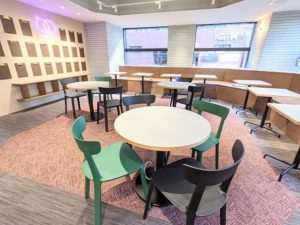 billageOSAKA朝日プラザ梅田ビルのオープンスペース_打ち合わせ向きスペース