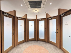 billage大阪朝日プラザ梅田ビル_1名用欄間オープン_螺旋階段イメージ