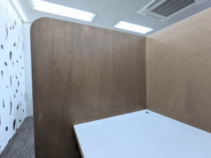 billage大阪朝日プラザ梅田ビルの固定席のデスク横の壁