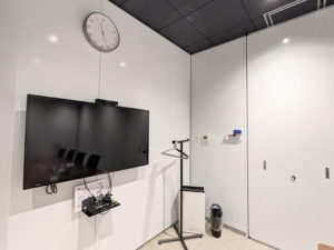 プラスアワーズ八重洲_8名用会議室のモニター
