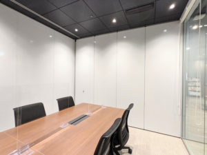 プラスアワーズ八重洲_8名用会議室は連結して最大18名まで収容可能