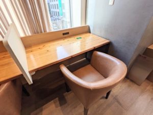 プラスアワーズ八重洲_窓際テーブル席