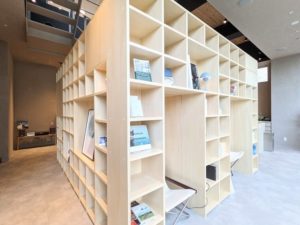 midpoint渋谷神泉_1階ラウンジ_本棚