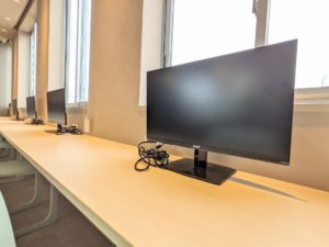 midpoint渋谷神泉_コワーキングスペース_窓際テーブル席