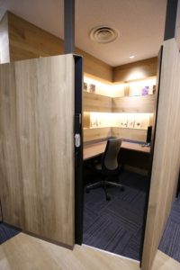 プラスアワーズ新宿_コワーキングスペース_ソロワークエリア