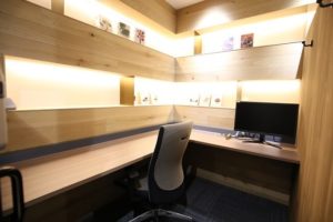 プラスアワーズ新宿_コワーキングスペース_ソロワークエリア