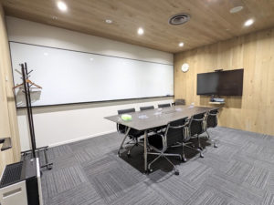 プラスアワーズ新宿_会議室