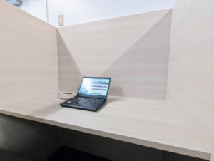 エキスパートオフィス大阪梅田　コワーキング　半個室ブース席のデスク