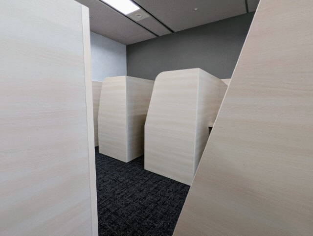 エキスパートオフィス大阪梅田　コワーキングは半個室のブース席