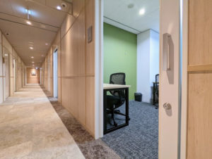 エキスパートオフィス大阪梅田の個室は引き戸タイプ（開けた状態）