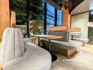 H¹O青山 共用ラウンジ ソファ席