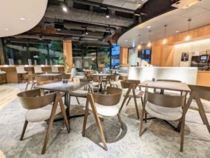 H¹O青山 共用ラウンジ テーブル席