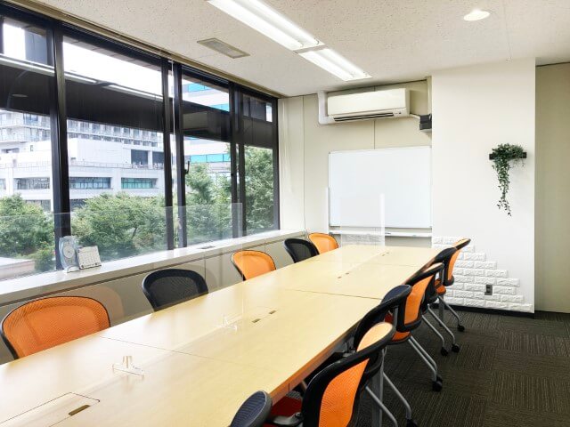 横浜ビジネスポート　大会議室（12名）