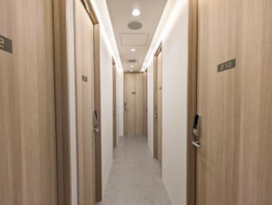 個室レンタルオフィスの廊下