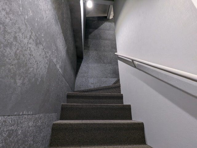 個室レンタルオフィスは階段を登った2階、3階部分
