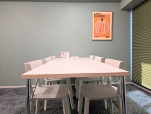 ワンストップビジネスセンター静岡店　会議室のデスク