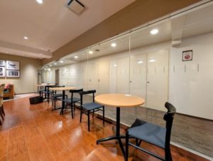 BLOCKS MEGURO　ブロックス目黒　4階ラウンジ　コワーキングスペース　打ち合わせ・商談・作業スペース