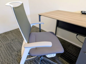 H¹O博多駅前　レンタルオフィスの家具　デスク・チェア