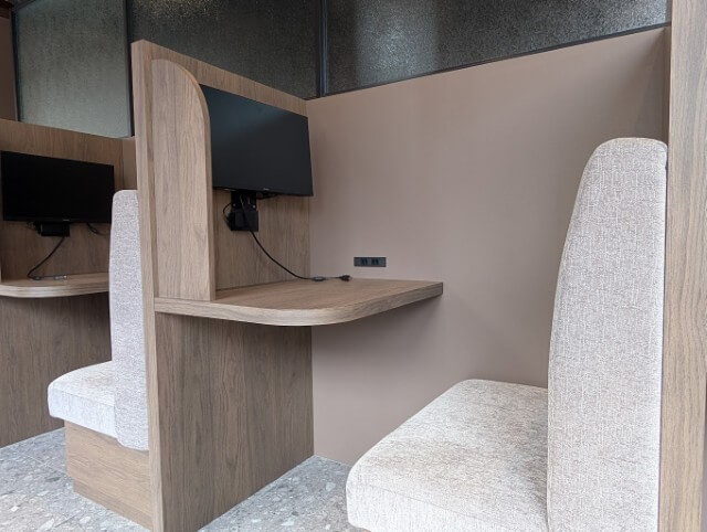 エキスパートオフィス霞が関 ラウンジ ワークスペース全体 モニター完備