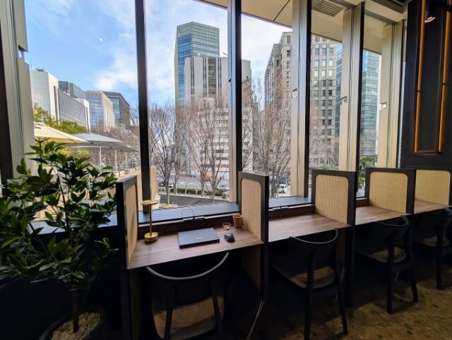 エキスパートオフィス霞が関 ラウンジ ワークスペース 窓際席