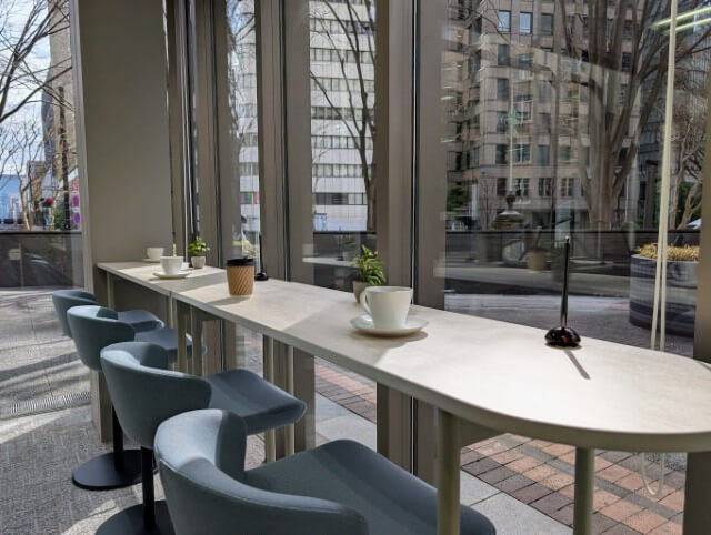 エキスパートオフィス霞が関 22名 セットアップ区画 窓際テーブル席