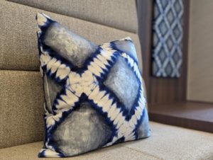 有松絞りのクッション　有松ブルー