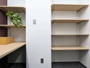 エキスパートオフィス横浜　レンタルオフィス　1名用　棚付き