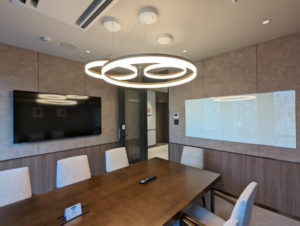 日総第26ビル　会議室のモニターとホワイトボード