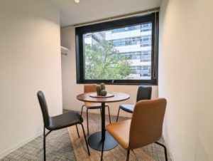 日総第5ビル（横浜西口）　レンタルオフィス 6名用個室　窓際テーブル席