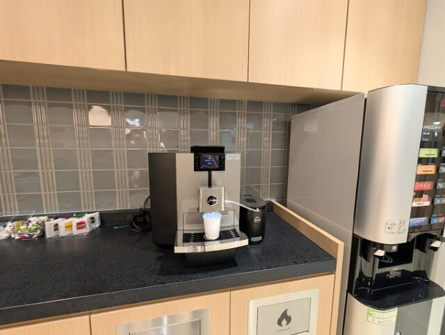 リージャス六本木三河台スクエア ビジネスラウンジ ドリンクコーナー