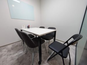 レゾナンスコワーキング渋谷店　会議室　補助椅子