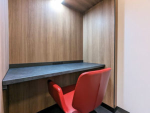 THE HUB 高田馬場　ラウンジ（コワーキングスペース）　デスクまわり