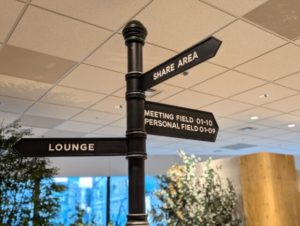 ワークスタイリング汐留シティセンター　駅をテーマにした内装デザイン　レトロな道路標識