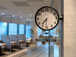 ワークスタイリング汐留シティセンター　駅をテーマにした内装デザイン　時計