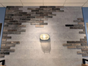 ワークスタイリング汐留シティセンター　駅をテーマにした内装デザイン　レトロな壁