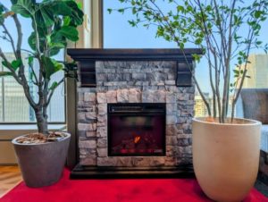 ワークスタイリング霞が関ビルディング　オープンスペースの雰囲気　暖炉