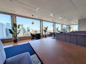 ワークスタイリング霞が関ビルディング　オープンスペース・打ち合わせ向きソファ席からの眺望