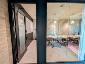 ワークスタイリング霞が関ビルディング　会議室　プライバシーカーテンOPEN