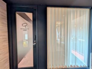 ワークスタイリング霞が関ビルディング　会議室　プライバシーカーテンCLOSE