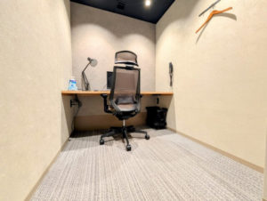 ワークスタイリング霞が関ビルディング 1人用個室シェアオフィス　パーソナルフィールド　個室内の雰囲気