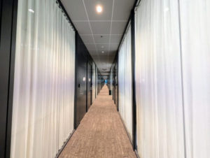 ワークスタイリング大手町　FLEX執務室　すりガラスとプライバシーカーテン