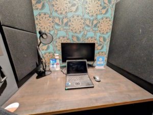 ワークスタイリング大手町　予約制1人用個室（パーソナルフィールド）デスクまわり