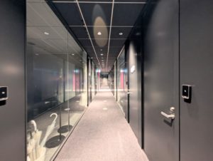 ワークスタイリング品川　執務室の廊下　すりガラスありのレンタルオフィス