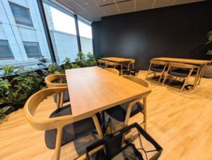 ワークスタイリング品川　オープンスペース　受付そば　打ち合わせ向き